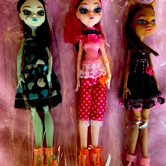 Three new monster high dolls with accessories - Picture 1 of 4